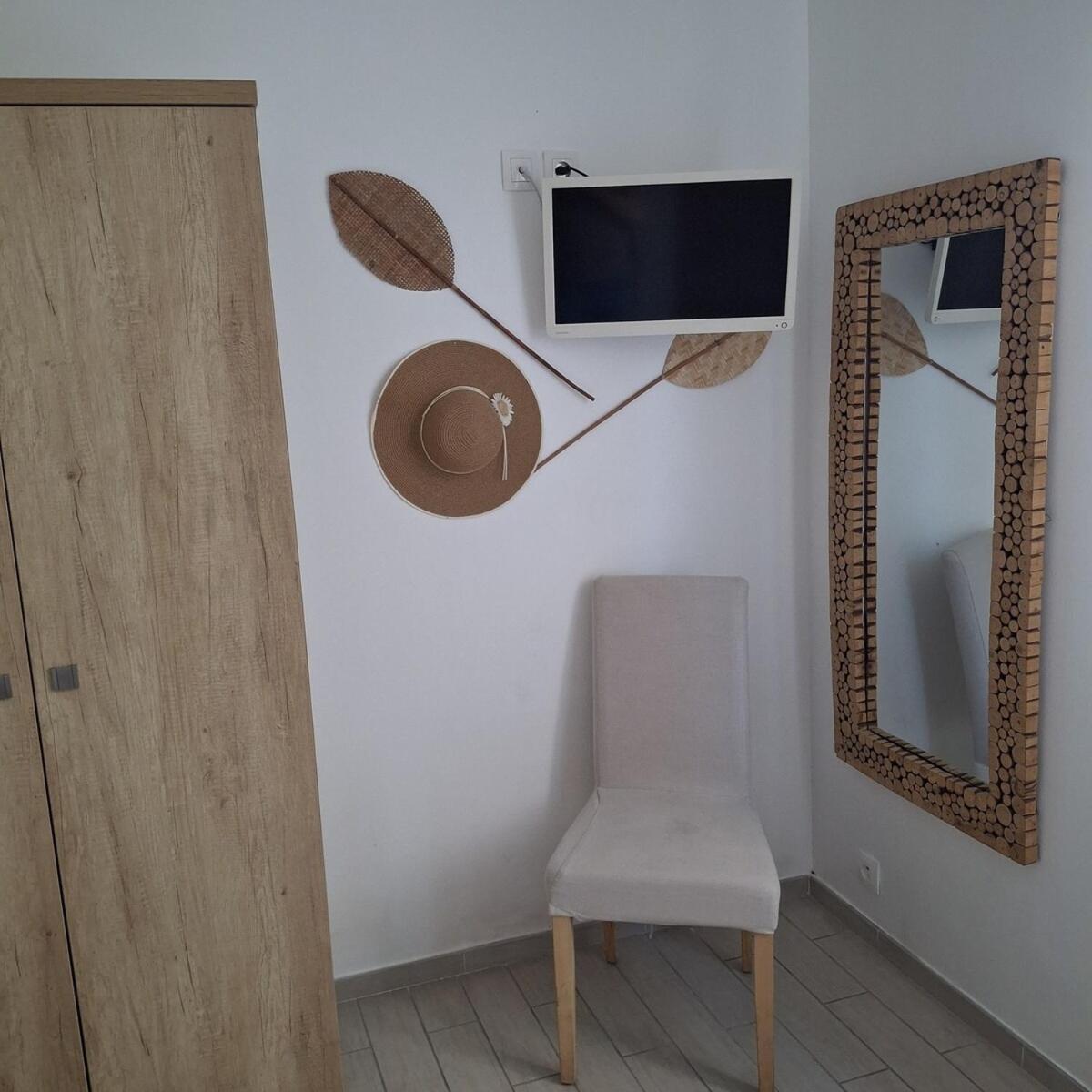 Mistral Appartements Port-Saint-Louis-du-Rhone Exterior photo